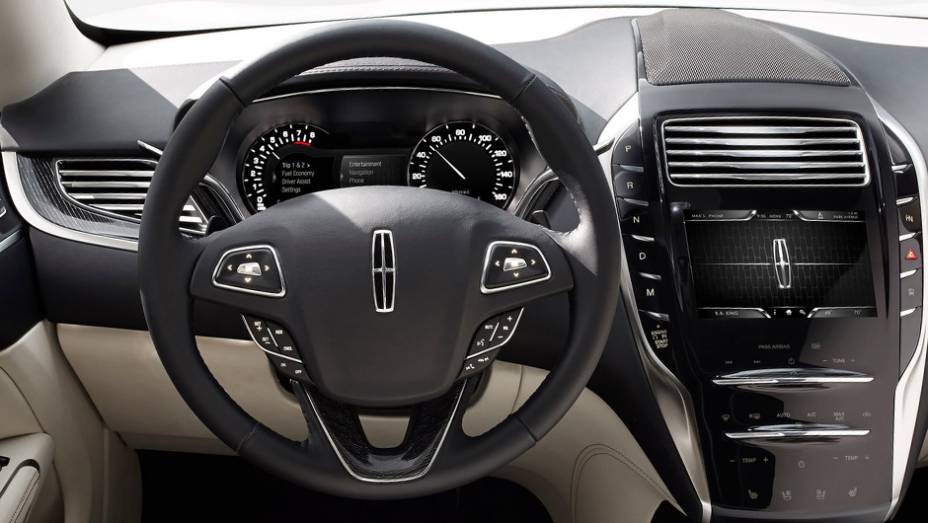Est&atilde;o presentes ainda sistema multim&iacute;dia e navega&ccedil;&atilde;o e volante com comandos | <a href="https://preprod.quatrorodas.abril.com.br/saloes/detroit/2013/lincoln-mkc-concept-730866.shtml" rel="migration">Leia mais</a>