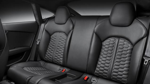 A transmissão utilizada pelo modelo é automática de oito velocidades e a tração é integral | <a href="https://preprod.quatrorodas.abril.com.br/saloes/detroit/2013/audi-rs7-sportback-730961.shtml" rel="migration">Leia mais</a> A transmissão utilizada pelo modelo é automática de oito velocidades e a tração é integral | <a href="https://preprod.quatrorodas.abril.com.br/saloes/detroit/2013/audi-rs7-sportback-730961.shtml" rel="migration">Leia mais</a>