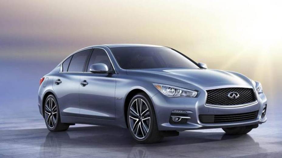 Modelo tem desenho diferenciado dos faróis, para-choques e uma larga grade | <a href="https://preprod.quatrorodas.abril.com.br/saloes/detroit/2013/infiniti-q50-730893.shtml" rel="migration">Leia mais</a>