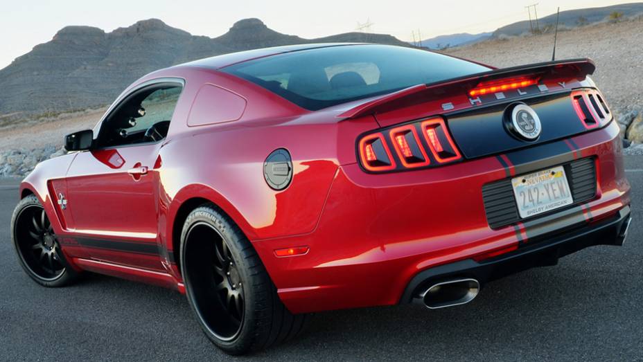 O modelo de performance busca retomar as origens da marca, criada por Carroll Shelby | <a href="https://preprod.quatrorodas.abril.com.br/saloes/detroit/2013/shelby-gt500-super-snake-wide-body-731036.shtml" rel="migration">Leia mais</a>