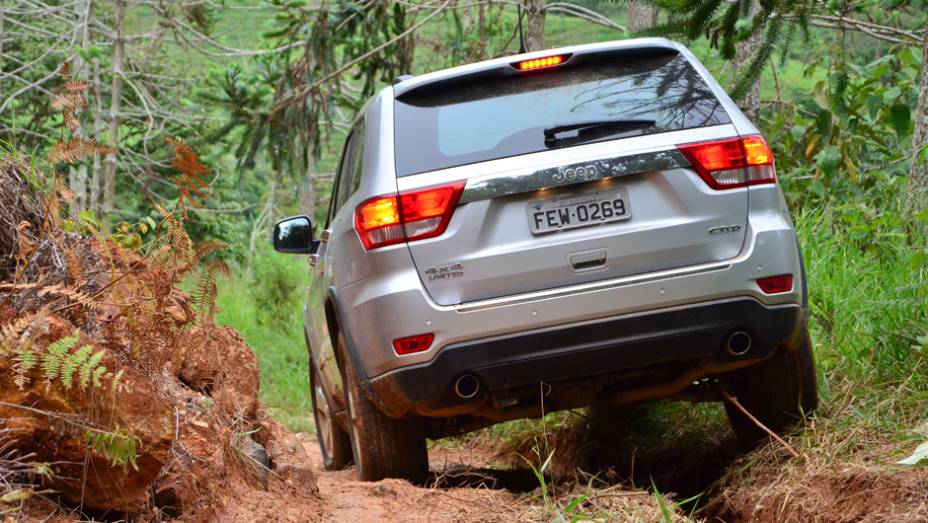 Altura em relação ao solo de 21,8 cm auxilia em trechos fora de estrada | <a href="https://preprod.quatrorodas.abril.com.br/carros/lancamentos/jeep-grand-cherokee-crd-733809.shtml" rel="migration">Leia mais</a>