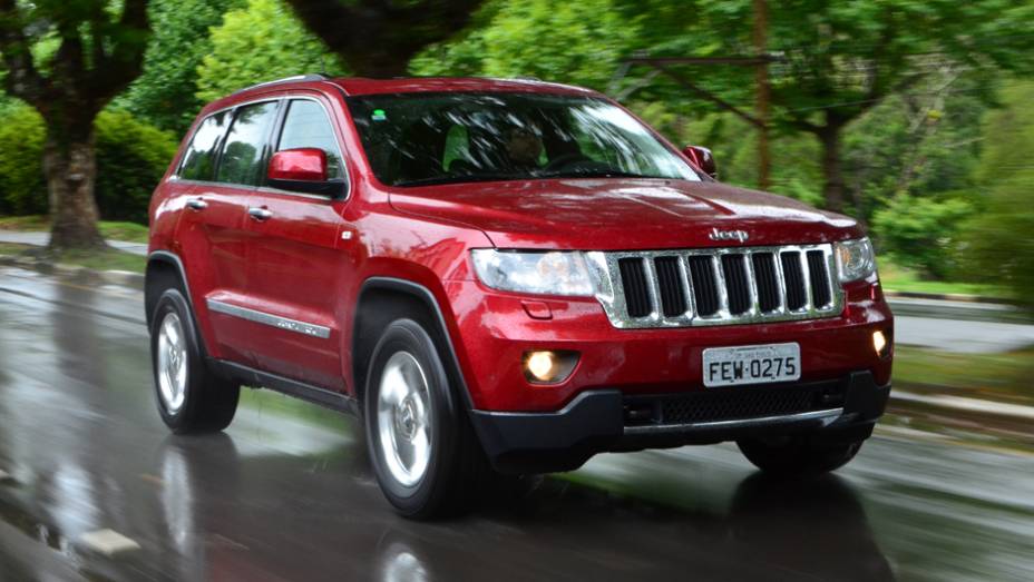 Segundo a Jeep, modelo acelera aos 100 km/h em 8s2 e atinge velocidade máxima de 202 km/h | <a href="%20https://preprod.quatrorodas.abril.com.br/carros/lancamentos/jeep-grand-cherokee-crd-733809.shtml" rel="migration">Leia mais</a>