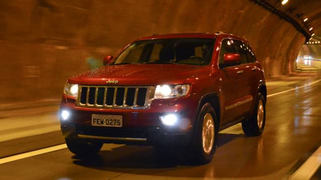 Farois bi-xenonio são de série, assim como o sistema de tração integral com reduzida e câmbio automático de cinco marchas | <a href="%20https://preprod.quatrorodas.abril.com.br/carros/lancamentos/jeep-grand-cherokee-crd-733809.shtml" rel="migration">Leia mais</a> Farois bi-xenonio são de série, assim como o sistema de tração integral com reduzida e câmbio automático de cinco marchas | <a href="%20https://preprod.quatrorodas.abril.com.br/carros/lancamentos/jeep-grand-cherokee-crd-733809.shtml" rel="migration">Leia mais</a>