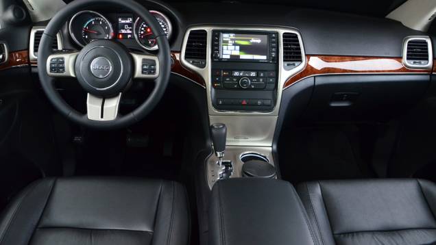 Nível do acabamento interno é bom; destaque vai para o sistema de som MyGIG com HD interno de 30GB | <a href="%20https://preprod.quatrorodas.abril.com.br/carros/lancamentos/jeep-grand-cherokee-crd-733809.shtml" rel="migration">Leia mais</a> Nível do acabamento interno é bom; destaque vai para o sistema de som MyGIG com HD interno de 30GB | <a href="%20https://preprod.quatrorodas.abril.com.br/carros/lancamentos/jeep-grand-cherokee-crd-733809.shtml" rel="migration">Leia mais</a>