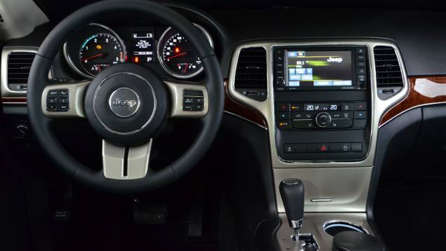 Revestimento em couro é um dos itens de série, assim como piloto automático e volante multifuncional ear-condicionado de duas zonas | <a href="%20https://preprod.quatrorodas.abril.com.br/carros/lancamentos/jeep-grand-cherokee-crd-733809.shtml" rel="migration">Leia mais</a> Revestimento em couro é um dos itens de série, assim como piloto automático e volante multifuncional ear-condicionado de duas zonas | <a href="%20https://preprod.quatrorodas.abril.com.br/carros/lancamentos/jeep-grand-cherokee-crd-733809.shtml" rel="migration">Leia mais</a>