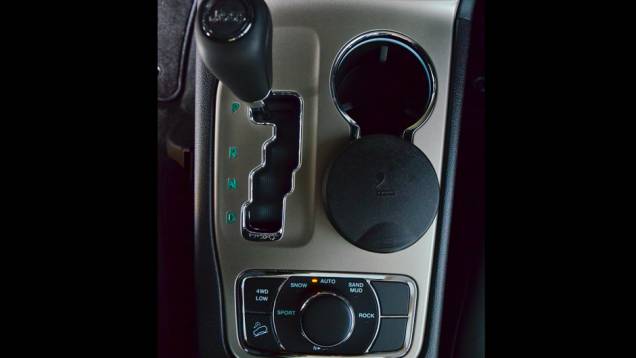 Ajustes de aceleração, atuação dos freios, trocas de marcha e respostas do motor podem ser ajustados de acordo com o piso no console | <a href="%20https://preprod.quatrorodas.abril.com.br/carros/lancamentos/jeep-grand-cherokee-crd-733809.shtml" rel="migration">Leia mais</a> Ajustes de aceleração, atuação dos freios, trocas de marcha e respostas do motor podem ser ajustados de acordo com o piso no console | <a href="%20https://preprod.quatrorodas.abril.com.br/carros/lancamentos/jeep-grand-cherokee-crd-733809.shtml" rel="migration">Leia mais</a>