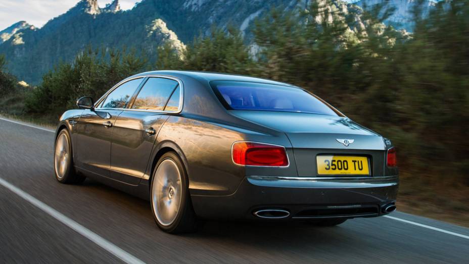 Quase nada sobrou do antigo sed&atilde;; o Flying Spur est&aacute; mais moderno do que nunca | <a href="https://preprod.quatrorodas.abril.com.br/carros/lancamentos/bentley-flying-spur-734110.shtml" rel="migration">Leia mais</a>