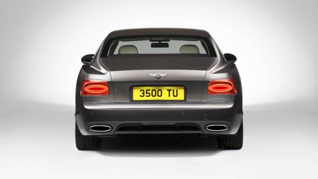 A traseira alta combina com as novas lanternas | <a href="https://preprod.quatrorodas.abril.com.br/carros/lancamentos/bentley-flying-spur-734110.shtml" rel="migration">Leia mais</a> A traseira alta combina com as novas lanternas | <a href="https://preprod.quatrorodas.abril.com.br/carros/lancamentos/bentley-flying-spur-734110.shtml" rel="migration">Leia mais</a>