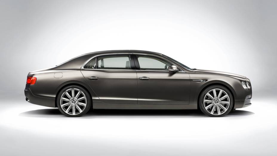 Apesar de ter ficado mais atual, o Flying Spur continua sendo o maior (e mais luxuoso) modelo da linha Bentley | <a href="https://preprod.quatrorodas.abril.com.br/carros/lancamentos/bentley-flying-spur-734110.shtml" rel="migration">Leia mais</a>