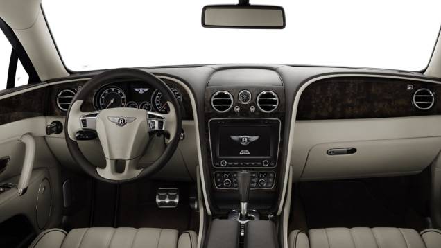 O interior tem uso abundante de materiais nobres, incluindo madeira de reflorestamento e couro natural | <a href="https://preprod.quatrorodas.abril.com.br/carros/lancamentos/bentley-flying-spur-734110.shtml" rel="migration">Leia mais</a> O interior tem uso abundante de materiais nobres, incluindo madeira de reflorestamento e couro natural | <a href="https://preprod.quatrorodas.abril.com.br/carros/lancamentos/bentley-flying-spur-734110.shtml" rel="migration">Leia mais</a>