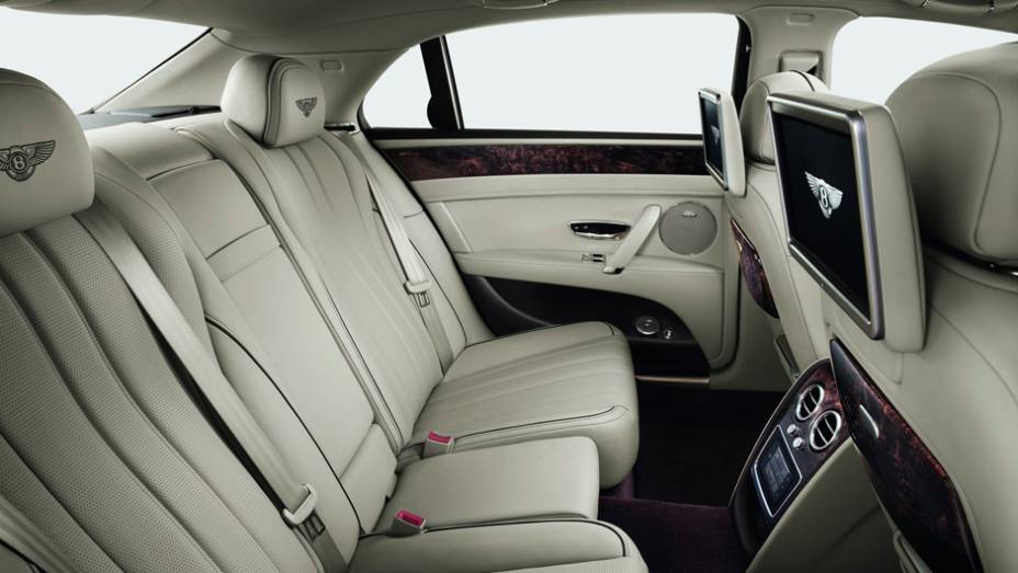 Quem viaja no banco traseiro pode assistir filmes nas telas de DVD e controlar at&eacute; o ar-condicionado | <a href="https://preprod.quatrorodas.abril.com.br/carros/lancamentos/bentley-flying-spur-734110.shtml" rel="migration">Leia mais</a>