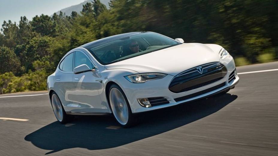 Tesla Model S - elétrico | <a href="https://preprod.quatrorodas.abril.com.br/carros/impressoes/tesla-model-s-733082.shtml" rel="migration">Leia mais</a>