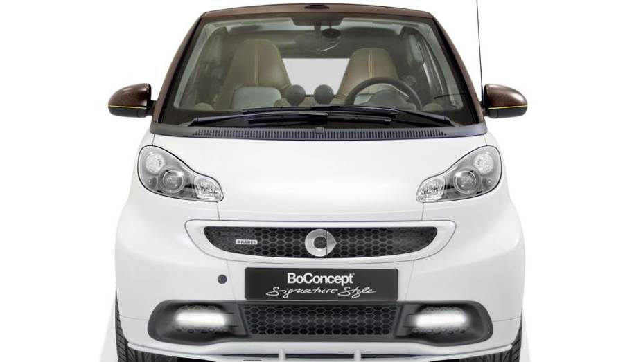 O modelo tem cor de carroceria branca, com retrovisores, linha lateral e teto retrátil em marrom | <a href="%20https://preprod.quatrorodas.abril.com.br/saloes/genebra/2013/smart-fortwo-boconcept-734992.shtml" rel="migration">Leia mais</a>