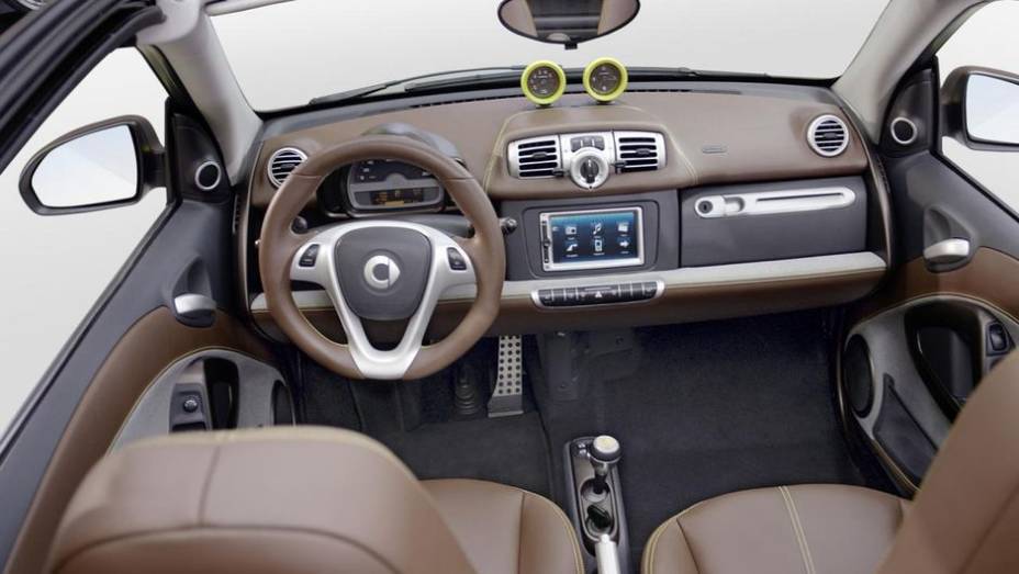 A mesma cor &eacute; utilizada internamente, no revestimento em couro dos bancos, do volante e do painel | <a href="%20https://preprod.quatrorodas.abril.com.br/saloes/genebra/2013/smart-fortwo-boconcept-734992.shtml" rel="migration">Leia mais</a>