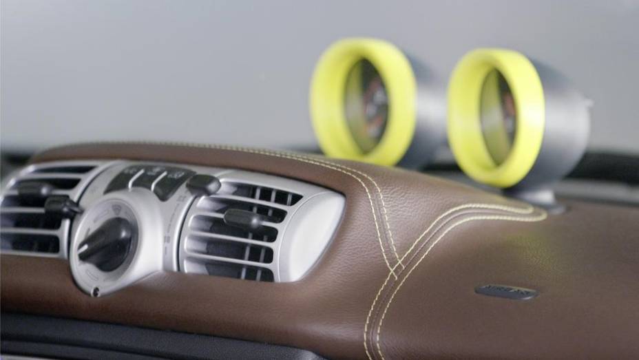A linha da costura dos bancos e do volante &eacute; amarela-lim&atilde;o, assim como os marcadores centrais | <a href="%20https://preprod.quatrorodas.abril.com.br/saloes/genebra/2013/smart-fortwo-boconcept-734992.shtml" rel="migration">Leia mais</a>