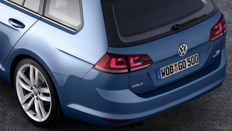 Sem os disfarces, podemos ver o novo design das lanternas traseiras. <a href="https://preprod.quatrorodas.abril.com.br/saloes/genebra/2013/volkswagen-golf-variant-735101.shtml" rel="migration">Leia mais</a>