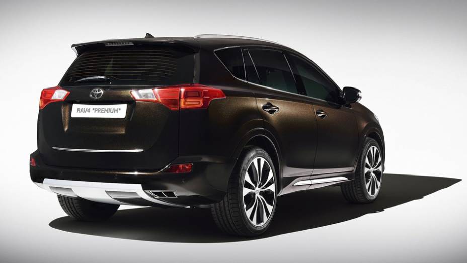 A Premium tem carroceria pintada numa tonalidade bastante escura de bronze | <a href="https://preprod.quatrorodas.abril.com.br/saloes/genebra/2013/toyota-rav4-concepts-735322.shtml" rel="migration">Leia mais</a>