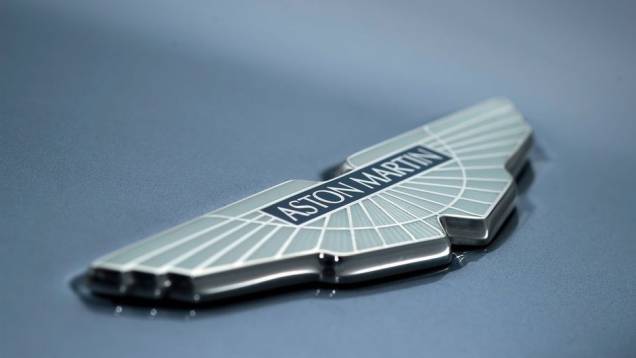 Além disso, cada um dos emblemas da Aston Martin presente no carro é feito em prata sólida | <a href="https://preprod.quatrorodas.abril.com.br/saloes/genebra/2013/aston-martin-vanquish-centenary-edition-735344.shtml" rel="migration">Leia mais</a> Além disso, cada um dos emblemas da Aston Martin presente no carro é feito em prata sólida | <a href="https://preprod.quatrorodas.abril.com.br/saloes/genebra/2013/aston-martin-vanquish-centenary-edition-735344.shtml" rel="migration">Leia mais</a>
