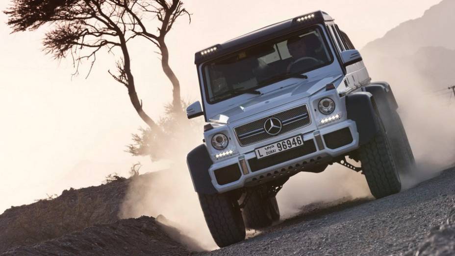 É um tanque de guerra? Não, é apenas a nova versão do jipão G 63 AMG - <a href="https://preprod.quatrorodas.abril.com.br/noticias/fabricantes/mercedes-benz-revela-classe-g-seis-rodas-734951.shtml" rel="migration">Leia mais</a>