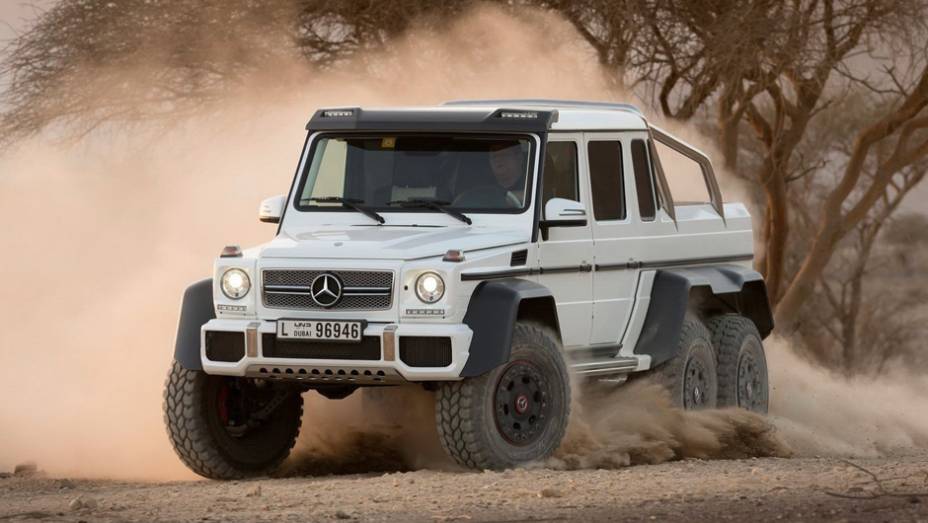 Baseado em uma versão feita para o exército australiano, o G63 AMG 6x6 traz cinco diferenciais auto-blocantes - <a href="https://preprod.quatrorodas.abril.com.br/noticias/fabricantes/mercedes-benz-revela-classe-g-seis-rodas-734951.shtml" rel="migration">Leia mais</a>