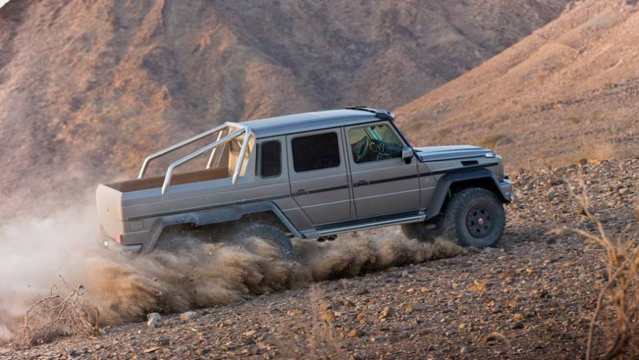 Mercedes G 63 AMG 6x6 - <a href="https://preprod.quatrorodas.abril.com.br/noticias/fabricantes/mercedes-benz-revela-classe-g-seis-rodas-734951.shtml" rel="migration">Leia mais</a>