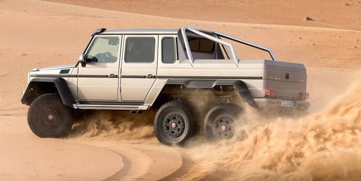 Mercedes G 63 AMG 6x6 - <a href="https://preprod.quatrorodas.abril.com.br/noticias/fabricantes/mercedes-benz-revela-classe-g-seis-rodas-734951.shtml" rel="migration">Leia mais</a>