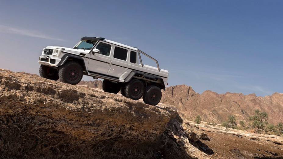 Mercedes G 63 AMG 6x6 - <a href="https://preprod.quatrorodas.abril.com.br/noticias/fabricantes/mercedes-benz-revela-classe-g-seis-rodas-734951.shtml" rel="migration">Leia mais</a>