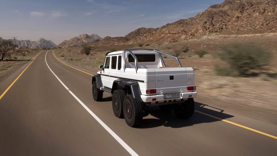 Mercedes G 63 AMG 6x6 - <a href="https://preprod.quatrorodas.abril.com.br/noticias/fabricantes/mercedes-benz-revela-classe-g-seis-rodas-734951.shtml" rel="migration">Leia mais</a>