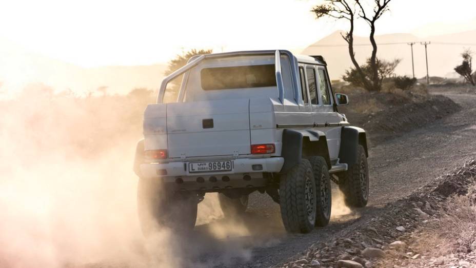 Mercedes G 63 AMG 6x6 - <a href="https://preprod.quatrorodas.abril.com.br/noticias/fabricantes/mercedes-benz-revela-classe-g-seis-rodas-734951.shtml" rel="migration">Leia mais</a>