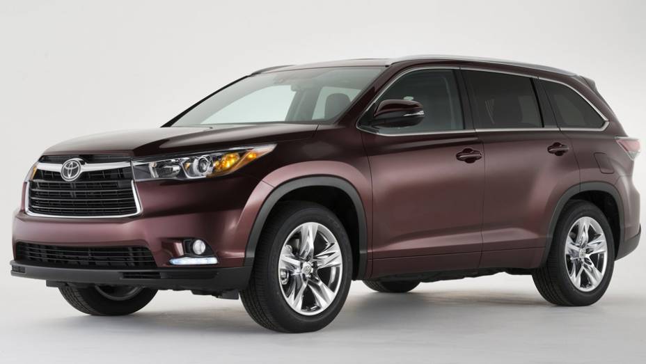 A Toyota exibe em Nova Iorque a atualização do Highlander. | <a href="https://preprod.quatrorodas.abril.com.br/saloes/new-york/2013/toyota-highlander-737218.shtml" rel="migration">Leia mais</a>