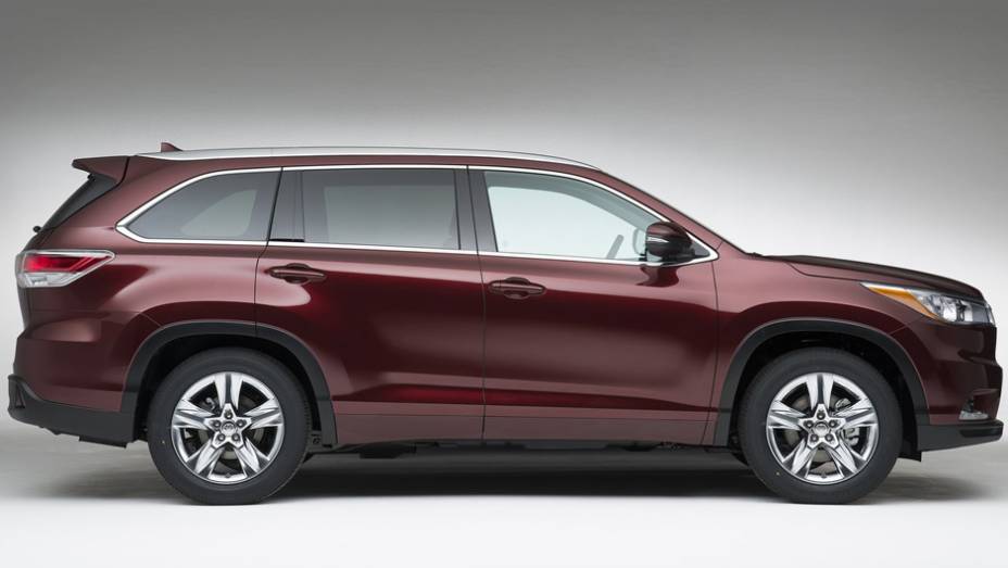 Sempre visto como um carro com visual comportado, o SUV passa a ousar um pouco mais em seu modelo 2014 | <a href="%20https://preprod.quatrorodas.abril.com.br/saloes/new-york/2013/toyota-highlander-737218.shtml" rel="migration">Leia mais</a>