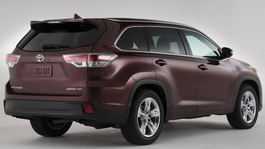 Em termos visuais, ao menos externamente, o restante do carro &eacute; mais uma evolu&ccedil;&atilde;o do modelo anterior, com novidades nas lanternas traseiras e nos para-lamas, por exemplo | <a href="%20https://preprod.quatrorodas.abril.com.br/saloes/new-york/2013/toyota-highlander-73" rel="migration"></a>