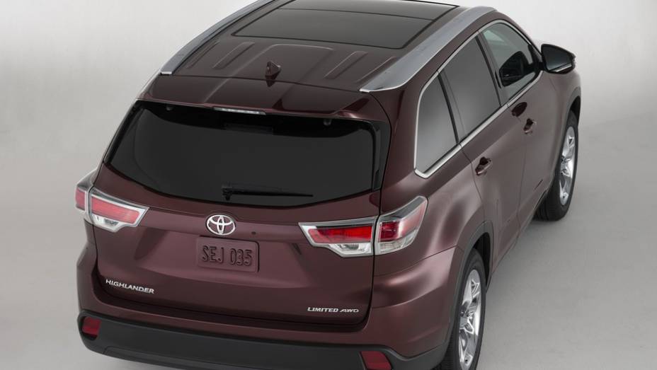 As rodas de liga-leve podem ser de 18 ou 19 polegadas | <a href="https://preprod.quatrorodas.abril.com.br/saloes/new-york/2013/toyota-highlander-737218.shtml" rel="migration">Leia mais</a>