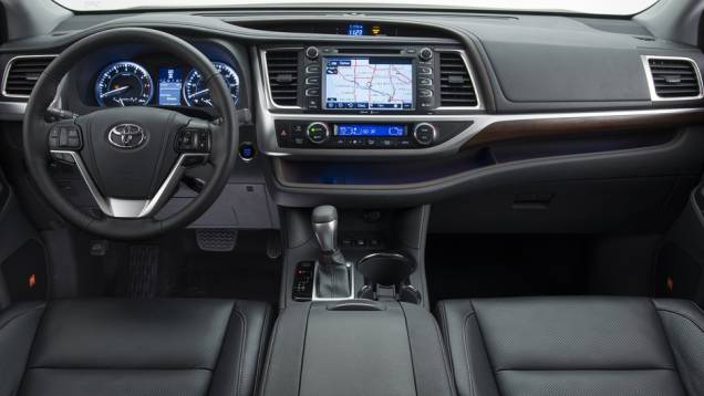 O sistema multimídia Entune, com tela sensível ao toque, também marca presença | <a href="%20https://preprod.quatrorodas.abril.com.br/saloes/new-york/2013/toyota-highlander-737218.shtml" rel="migration">Leia mais</a> O sistema multimídia Entune, com tela sensível ao toque, também marca presença | <a href="%20https://preprod.quatrorodas.abril.com.br/saloes/new-york/2013/toyota-highlander-737218.shtml" rel="migration">Leia mais</a>