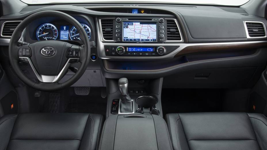O sistema multim&iacute;dia Entune, com tela sens&iacute;vel ao toque, tamb&eacute;m marca presen&ccedil;a | <a href="%20https://preprod.quatrorodas.abril.com.br/saloes/new-york/2013/toyota-highlander-737218.shtml" rel="migration">Leia mais</a>