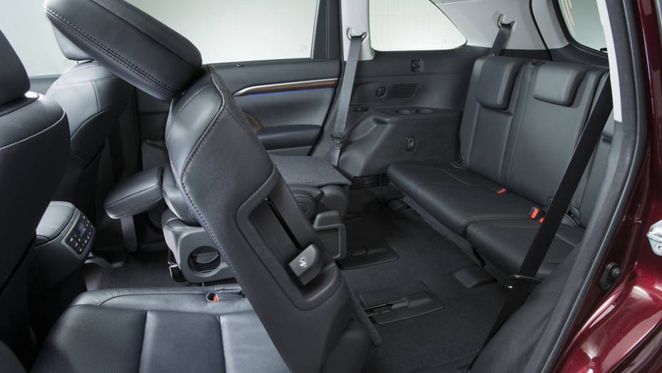 Por dentro, houve melhoria no acabamento, com a utiliza&ccedil;&atilde;o de mais materiais de toque agrad&aacute;vel | <a href="%20https://preprod.quatrorodas.abril.com.br/saloes/new-york/2013/toyota-highlander-737218.shtml" rel="migration">Leia mais</a>