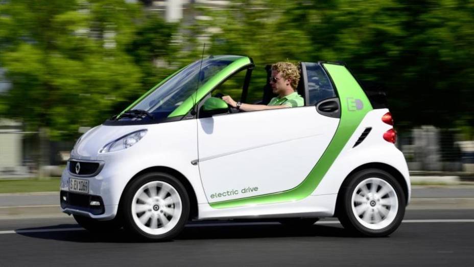 A marca lança o fortwo Electric Drive, versão sem motor a combustão que pode ser aplicada tanto ao hatch quanto ao conversível | <a href="%20https://preprod.quatrorodas.abril.com.br/saloes/new-york/2013/smart-fortwo-electric-drive-737283.shtml" rel="migration">Leia mais</a>