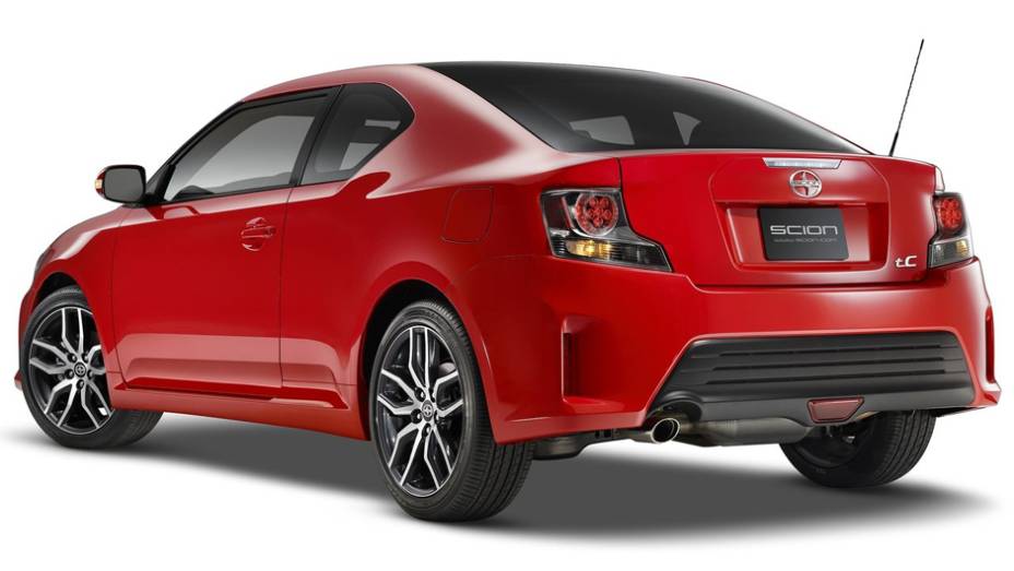 O motor do modelo permanece sendo um 2.5 quatro cilindros | <a href="https://preprod.quatrorodas.abril.com.br/saloes/new-york/2013//scion-tc-737389.shtml" rel="migration">Leia mais</a>