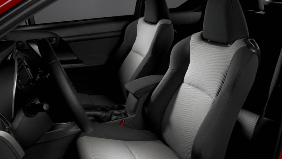 Os consumidores podem optar por um c&acirc;mbio manual de 6 marchas ou autom&aacute;tico, tamb&eacute;m com seis velocidades | <a href="%20https://preprod.quatrorodas.abril.com.br/saloes/new-york/2013//scion-tc-737389.shtml" rel="migration">Leia mais</a>
