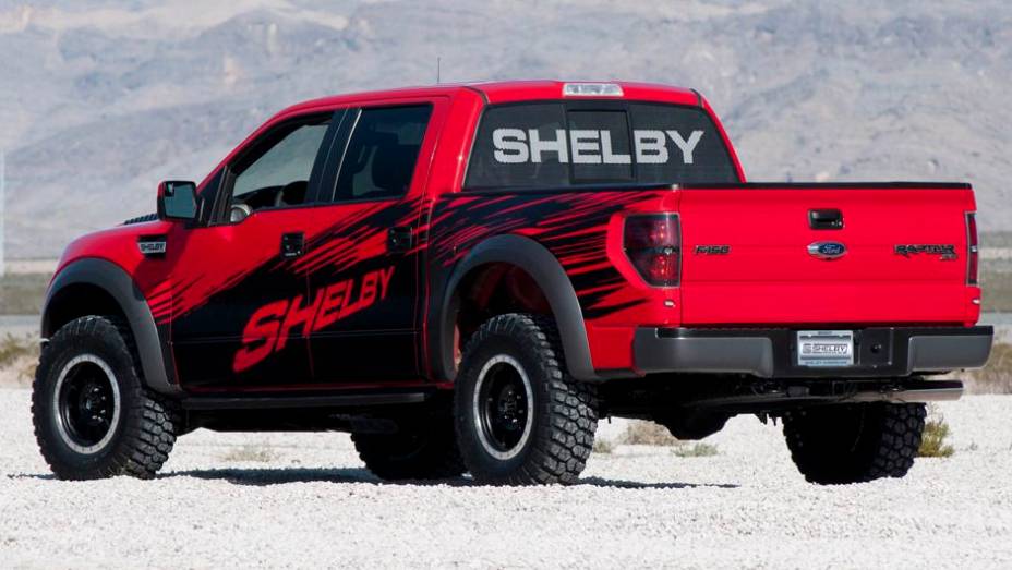 Trata-se de uma Ford F-150 SVT Raptor customizada | <a href="https://preprod.quatrorodas.abril.com.br/saloes/new-york/2013//shelby-raptor-737407.shtml" rel="migration">Leia mais</a>