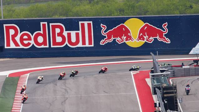 Pilotos entrando na reta para completar a primeira volta. | <a href="https://preprod.quatrorodas.abril.com.br/moto/noticias/marquez-passeia-vence-gp-austin-motogp-779654.shtml" rel="migration">Leia mais</a> Pilotos entrando na reta para completar a primeira volta. | <a href="https://preprod.quatrorodas.abril.com.br/moto/noticias/marquez-passeia-vence-gp-austin-motogp-779654.shtml" rel="migration">Leia mais</a>