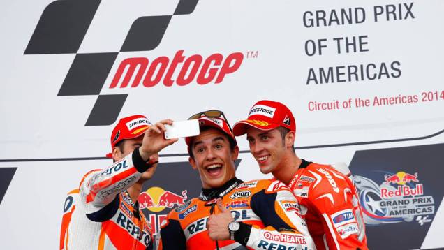 Pedrosa tirando foto com os colegas | <a href="https://preprod.quatrorodas.abril.com.br/moto/noticias/marquez-passeia-vence-gp-austin-motogp-779654.shtml" rel="migration">Leia mais</a> Pedrosa tirando foto com os colegas | <a href="https://preprod.quatrorodas.abril.com.br/moto/noticias/marquez-passeia-vence-gp-austin-motogp-779654.shtml" rel="migration">Leia mais</a>