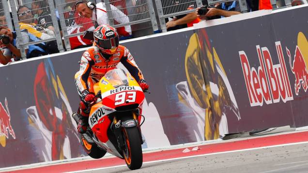 Márquez cruza a linha de chegada de Austin. | <a href="https://preprod.quatrorodas.abril.com.br/moto/noticias/marquez-passeia-vence-gp-austin-motogp-779654.shtml" rel="migration">Leia mais</a> Márquez cruza a linha de chegada de Austin. | <a href="https://preprod.quatrorodas.abril.com.br/moto/noticias/marquez-passeia-vence-gp-austin-motogp-779654.shtml" rel="migration">Leia mais</a>