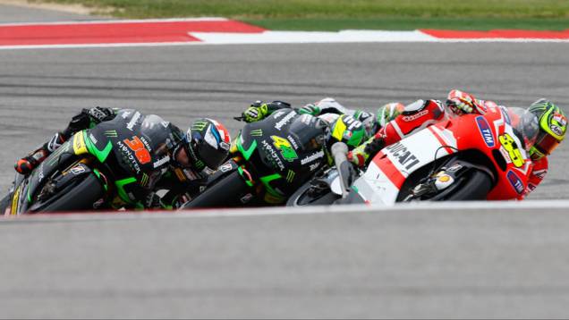 Crutchlow tenta segurar a pressão de Bradley Smith e Espargaró | <a href="https://preprod.quatrorodas.abril.com.br/moto/noticias/marquez-passeia-vence-gp-austin-motogp-779654.shtml" rel="migration">Leia mais</a> Crutchlow tenta segurar a pressão de Bradley Smith e Espargaró | <a href="https://preprod.quatrorodas.abril.com.br/moto/noticias/marquez-passeia-vence-gp-austin-motogp-779654.shtml" rel="migration">Leia mais</a>