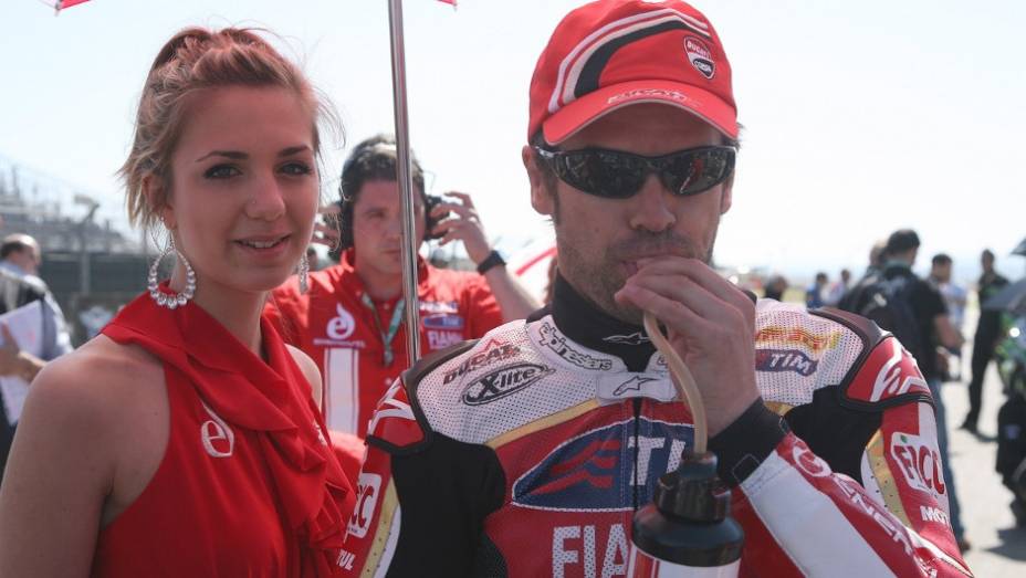 Veja como foram as corridas, que contaram com a presença de belas garotas! | <a href="https://preprod.quatrorodas.abril.com.br/moto/noticias/wsbk-chaz-davies-domina-aragon-738610.shtml" rel="migration">Leia mais</a>