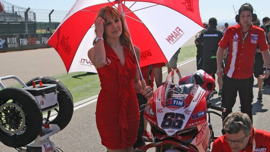 Veja como foram as corridas, que contaram com a presença de belas garotas! | <a href="https://preprod.quatrorodas.abril.com.br/moto/noticias/wsbk-chaz-davies-domina-aragon-738610.shtml" rel="migration">Leia mais</a>