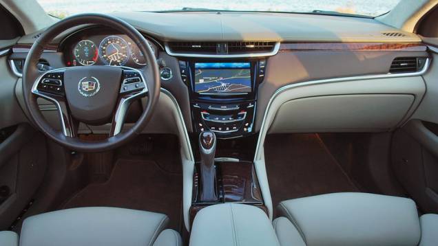 Cadillac XTS - outro modelo do segmento de luxo - neste caso, um sedã. Repare no painel... Cadillac XTS - outro modelo do segmento de luxo - neste caso, um sedã. Repare no painel...