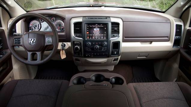 Ram 1500 Laramie Longhorn - as grandes picapes também emplacaram um representante - destaque para os muitos botões! Ram 1500 Laramie Longhorn - as grandes picapes também emplacaram um representante - destaque para os muitos botões!