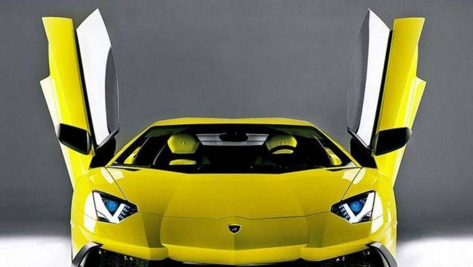 O modelo vem equipado com motor 6.5 V12, que entrega 720 cavalos de potência | <a href="https://preprod.quatrorodas.abril.com.br/saloes/xangai/2013/lamborghini-aventador-lp720-4-50-anniversario-738879.shtml" rel="migration">Leia mais</a>