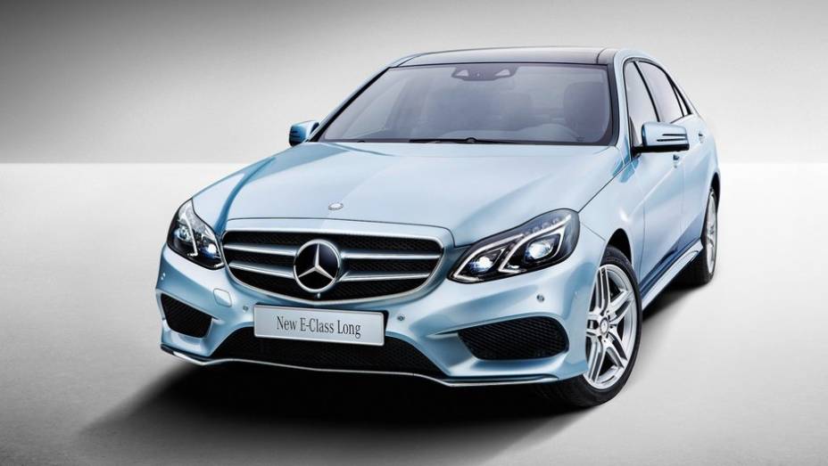 A Mercedes-Benz revelou oficialmente o E-Class L durante o Salão de Xangai 2013 | <a href="https://preprod.quatrorodas.abril.com.br/saloes/xangai/2013/mercedes-benz-e-class-739220.shtml" rel="migration">Leia mais</a> A Mercedes-Benz revelou oficialmente o E-Class L durante o Salão de Xangai 2013 | <a href="https://preprod.quatrorodas.abril.com.br/saloes/xangai/2013/mercedes-benz-e-class-739220.shtml" rel="migration">Leia mais</a>